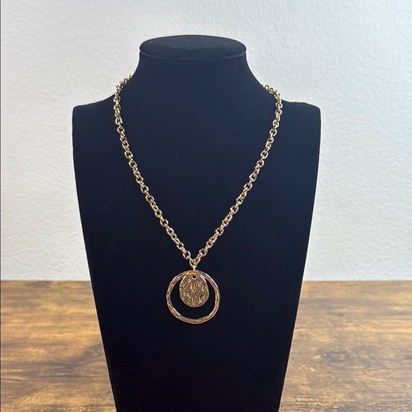 Elegant Gold Pendant Necklace - Picture 1 of 7
